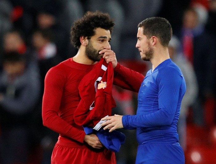 Soccer Football - Premier League - Liverpool vs Chelsea - Anfield, Liverpool, Britain - November 25, 2017   Liverpools Mohamed Salah speaks with Chelseas Eden Hazard after the match   REUTERS/Phil Noble    EDITORIAL USE ONLY. No use with unauthorized audio, video, data, fixture lists, club/league logos or 