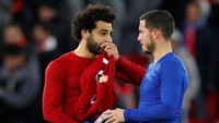 Pertandingan berakhir sama kuat. Terlihat dua pemain andalan kedua tim: Salah (Liverpool) dan Eden Hazard (Chelsea) saling bertukar kaus. Foto: Phil Noble/Reuters