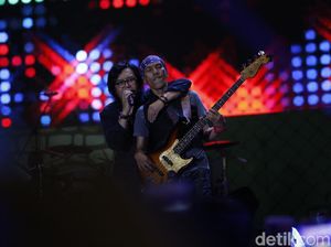 Dewa 19 feat Ari Lasso Tutup 90s Festival dengan Meriah Dewa 19 feat Ari Lasso Tutup 90s Festival dengan Meriah