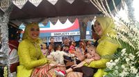 Kompaknya Kakak Ipar Kahiyang saat Ikut Kirab Kereta Kencana