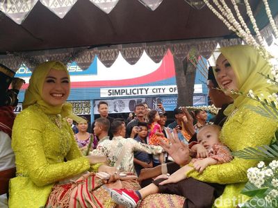 Kompaknya Kakak Ipar Kahiyang saat Ikut Kirab Kereta Kencana