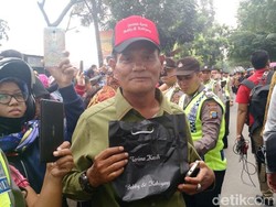 Kebahagiaan Warga Medan Dapat Suvenir Presiden Jokowi