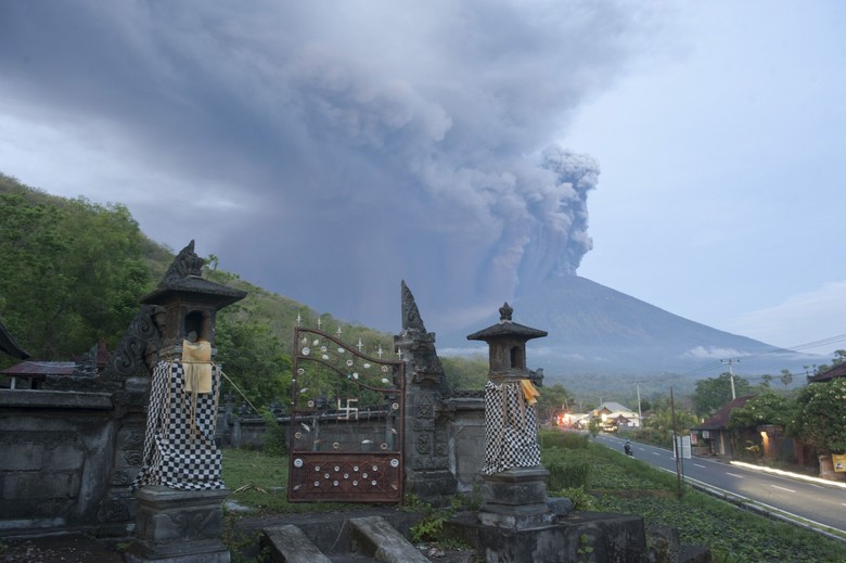 Ada Sinar Api di Puncak, Aktivitas Gunung Agung Terus Meningkat