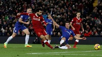 Penyerang Liverpool asal Mesir Mohamed Salah memecah kebuntuan di awal babak kedua. Sepakan Salah menaklukkan penjagaan kiper Thibaut Courtois untuk membawa tim tuan rumah unggul 1-0 di menit ke-65. Foto: Phil Noble/Reuters