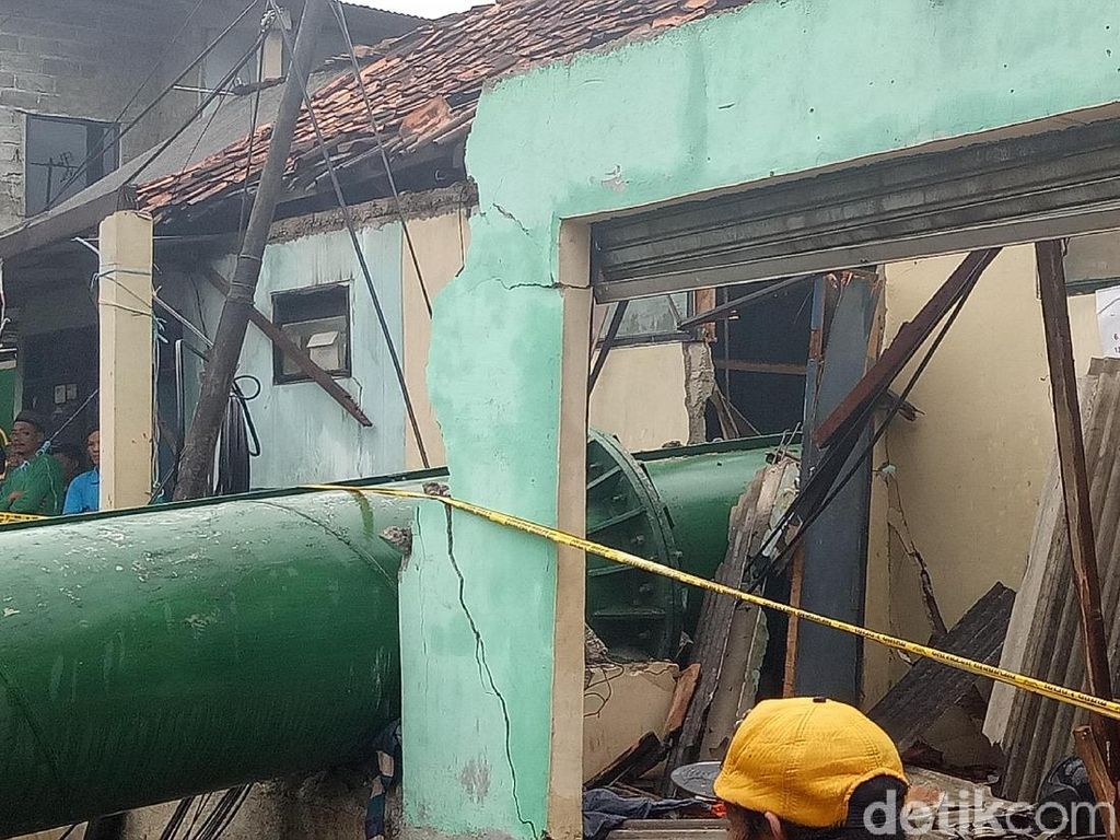 Tower BTS di Cipayung Sudah Dievakuasi, Material Tiang Diangkut Tower BTS di Cipayung Sudah Dievakuasi, Material Tiang Diangkut