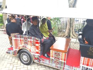 Pakai Mobil Ulos, Jokowi Tinggalkan Resepsi Sesi Pertama Kahiyang Pakai Mobil Ulos, Jokowi Tinggalkan Resepsi Sesi Pertama Kahiyang