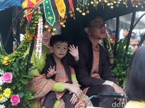 Momen Menarik Saat Kirab: Jokowi Bagikan Bingkisan, Ethes Makin Gemes