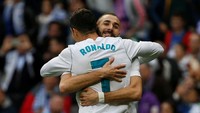 Karim Benzema mencetak gol pembuka. Ronaldo menghampirinya untuk melakukan perayan. Dua pemain ini sedang disorot karena kontribusi gol yang minim. (Foto: Javier Barbancho/Reuters)