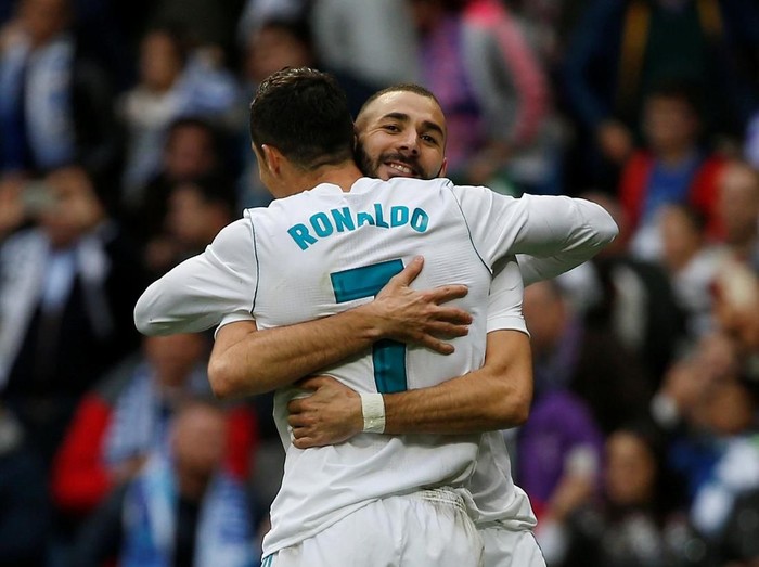 Soccer Football - La Liga Santander - Real Madrid vs Malaga - Santiago Bernabeu, Madrid, Spain - November 25, 2017  Real Madrid’s Karim Benzema celebrates scoring their first goal with Cristiano Ronaldo   REUTERS/Javier Barbancho