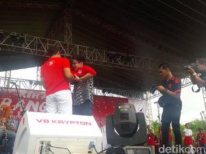 Saat Sandi Berikan Kaosnya ke Kolese Canisius Wind Ensemble and Choir