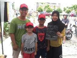 Senangnya Keluarga Ini Dapat Suvenir dari Gibran saat Kirab