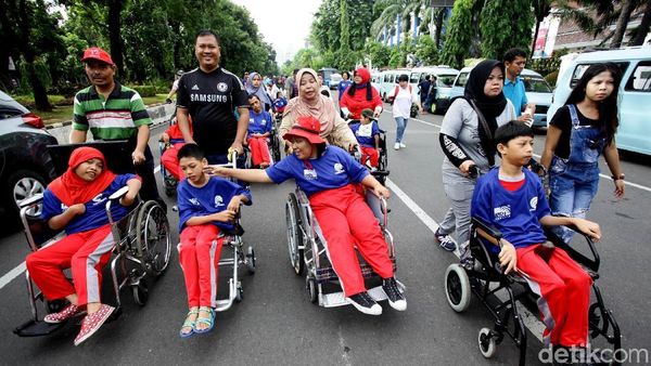 Ratusan Penyandang Disabilitas Ikuti Gerak Jalan Sehat