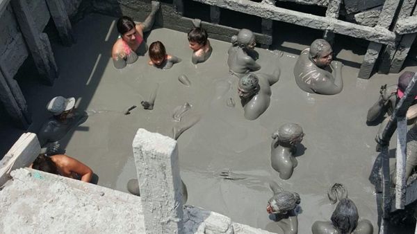 Foto: Sensasi Spa Lumpur Langsung di Gunung Berapi