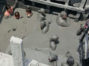 Foto: Sensasi Spa Lumpur Langsung di Gunung Berapi