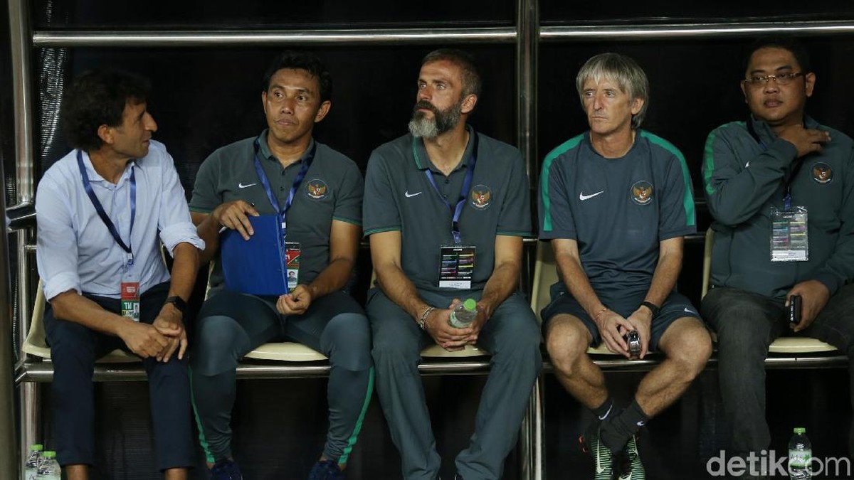Bima Sakti saat mendampingi Luis Milla (Agung Pambudhy/detikSport)