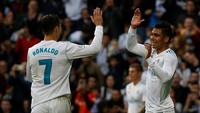 Casemiro merupakan pencetak gol kedua Madrid. Tos dari Ronaldo menjadi salah satu bagian dari perayaan gol pemain asal Brasil itu. (Foto: Javier Barbancho/Reuters)