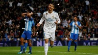 Bola rebound bisa disambar Ronaldo. Perayaan gol Ronaldo pun tetap digelar. (Foto: Javier Barbancho/Reuters)