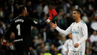 Kiper Malaga, Roberto, mendapatkan jabat tangan dari Ronaldo. Dia nyaris membuat pemain asal Portugal itu tak bisa melakukan selebrasi. (Foto: Javier Barbancho/Reuters)