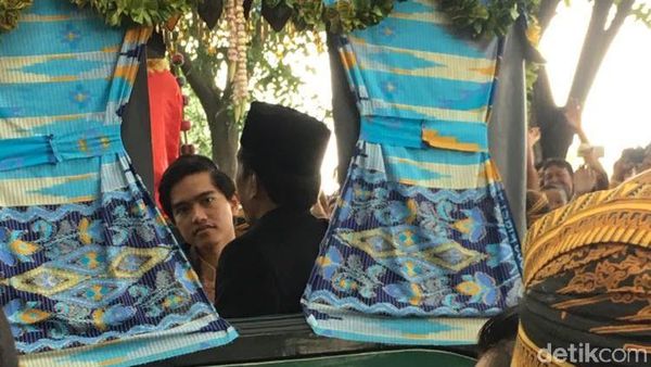 Ekspresi Kaesang yang Bawa Kamera di Kirab Kereta Kencana Kahiyang