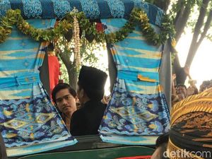 Ekspresi Kaesang yang Bawa Kamera di Kirab Kereta Kencana Kahiyang Ekspresi Kaesang yang Bawa Kamera di Kirab Kereta Kencana Kahiyang