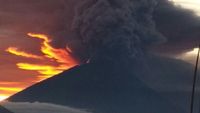 Penampakan Gunung Agung Erupsi Hingga 3.000 Meter