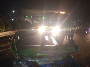 Kecelakaan Sedan VS Tiang Lampu di Dekat Pintu Tol Meruya Jakbar Kecelakaan Sedan VS Tiang Lampu di Dekat Pintu Tol Meruya Jakbar
