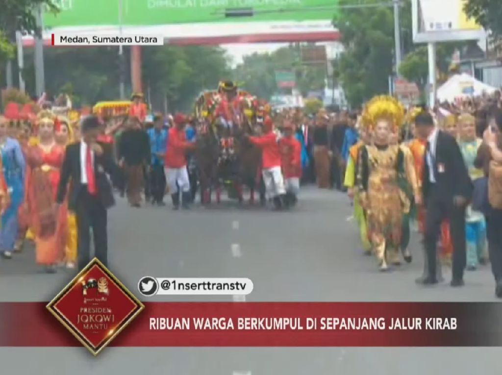 Dari Kereta Kencana, Jokowi Bagikan Suvenir ke Warga Medan Dari Kereta Kencana, Jokowi Bagikan Suvenir ke Warga Medan