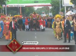 Dari Kereta Kencana, Jokowi Bagikan Suvenir ke Warga Medan Dari Kereta Kencana, Jokowi Bagikan Suvenir ke Warga Medan