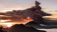 Potret Gunung Agung Semburkan Asap Saat Erupsi