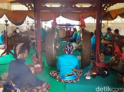 Melihat Dua Gamelan Sekaten Keraton Yogya Ditabuh