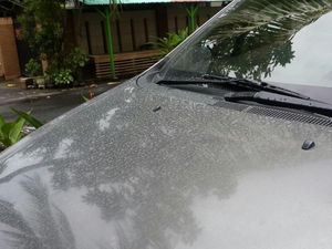 Gunung Agung Erupsi, Abu Vulkanik Tipis Jatuh di Mataram Lombok