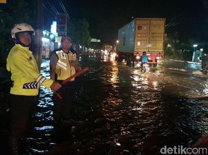 Sungai Welang Meluap, Jalur Pantura Pasuruan-Probolinggo Lumpuh