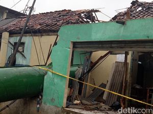 Sandi Minta Pemilik Tower BTS yang Roboh Perbaiki Rumah Warga Sandi Minta Pemilik Tower BTS yang Roboh Perbaiki Rumah Warga