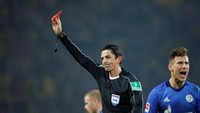 Di tengah-tengah semangat bangkit Schalke, Dortmund justru harus tampil dengan 10 pemain usai Aubameyang dikartu merah di menit ke-72. (Foto: Wolfgang Rattay/REUTERS)