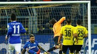  Kebangkitan Schalke diawali oleh sundulan Guido Burgstaller ketika menyambut umpan panjang di menit ke-61. (Foto: Leon Kuegeler/REUTERS)
