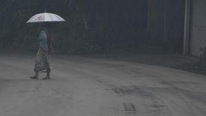 Penampakan Jalan yang Tertutup Hujan Abu Gunung Agung