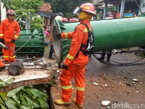 Tower BTS yang Roboh di Cipayung Dipotong Pendek untuk Dievakuasi