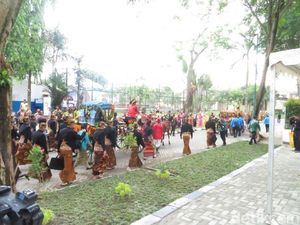 Rombongan Kirab Kahiyang-Bobby Tiba di Lokasi Resepsi Rombongan Kirab Kahiyang-Bobby Tiba di Lokasi Resepsi