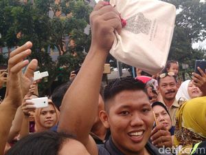 Suvenir dari Jokowi untuk Warga Medan Saat Kirab: Tas hingga Topi