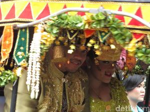Tari Sabe-sabe Sambut Kahiyang Ayu dan Bobby di Resepsi Tari Sabe-sabe Sambut Kahiyang Ayu dan Bobby di Resepsi