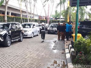 Jokowi Sempat Mampir ke Rumah Bobby Sebelum Tinggalkan Lokasi Resepsi Jokowi Sempat Mampir ke Rumah Bobby Sebelum Tinggalkan Lokasi Resepsi