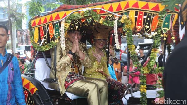 Semringahnya Kahiyang-Bobby Ketika Dikirab dengan Kereta Kencana
