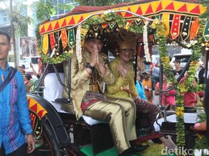 Semringahnya Kahiyang-Bobby Ketika Dikirab dengan Kereta Kencana Semringahnya Kahiyang-Bobby Ketika Dikirab dengan Kereta Kencana