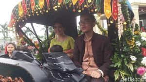 Senyum Selvi saat Bersama Gibran dan Ethes Ikut Kirab Kahiyang-Bobby