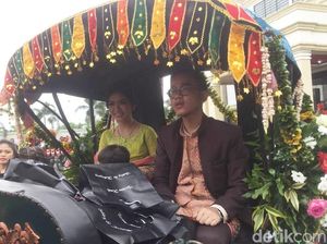 Senyum Selvi saat Bersama Gibran dan Ethes Ikut Kirab Kahiyang-Bobby Senyum Selvi saat Bersama Gibran dan Ethes Ikut Kirab Kahiyang-Bobby