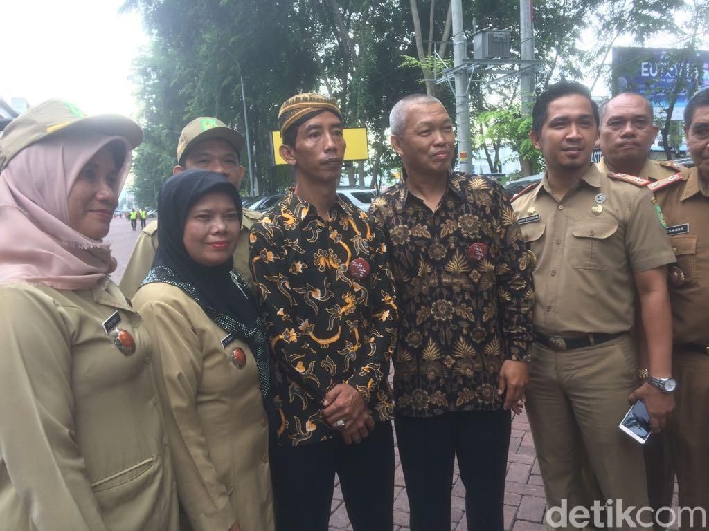 Jokowi Jadi Sasaran Selfie Pejabat Daerah Medan Jokowi Jadi Sasaran Selfie Pejabat Daerah Medan