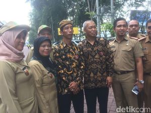 Jokowi Jadi Sasaran Selfie Pejabat Daerah Medan Jokowi Jadi Sasaran Selfie Pejabat Daerah Medan