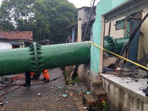 Lokasi Tower BTS yang Roboh di Cipayung Dipasang Garis Polisi