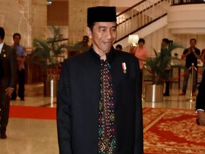 Foto: Jokowi Pakai Baju Berbahan Ulos untuk Resepsi Kahiyang-Bobby Foto: Jokowi Pakai Baju Berbahan Ulos untuk Resepsi Kahiyang-Bobby