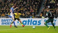 Mario Goetze membuat Dortmund sudah unggul 3-0 di menit ke-20 setelah dua menit sebelumnya pemain Schalke mencetak gol bunuh diri. (Foto: Wolfgang Rattay/REUTERS)
